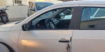 Estacionamiento. Así quedó el auto de la enfermera en el Hospital Misericordia (Foto Fernando Barrionuevo/Cadena 3).