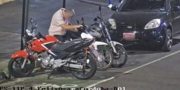 Dos individuos fueron captados en cámaras cuando intentaban robar un motociclo en Posadas.