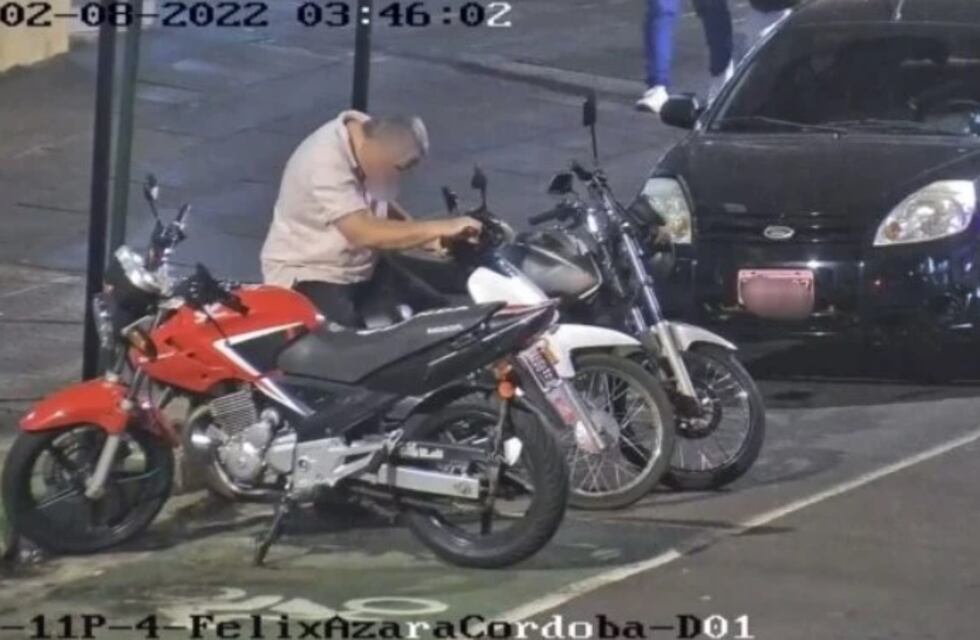 Dos individuos fueron captados en cámaras cuando intentaban robar un motociclo en Posadas