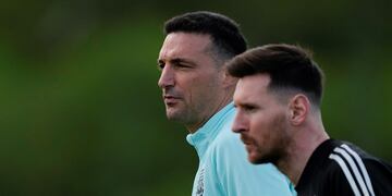 Lionel Scaloni y Lionel Messi, una sociedad exitosa en la selección argentina de fútbol. (AP / Archivo)