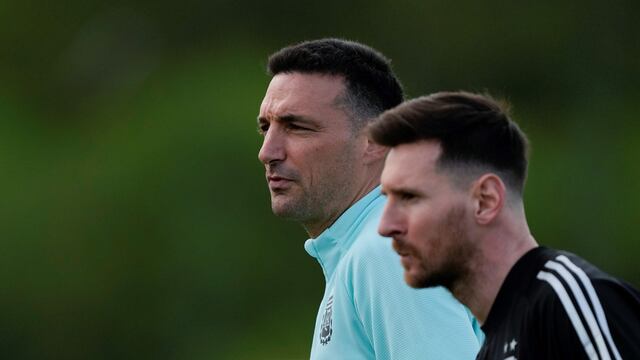 Lionel Scaloni y Lionel Messi, una sociedad exitosa en la selección argentina de fútbol. (AP / Archivo)