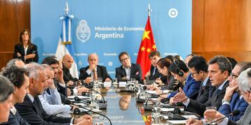 Economía anuncia que podrán pagarse las importaciones en yuanes
