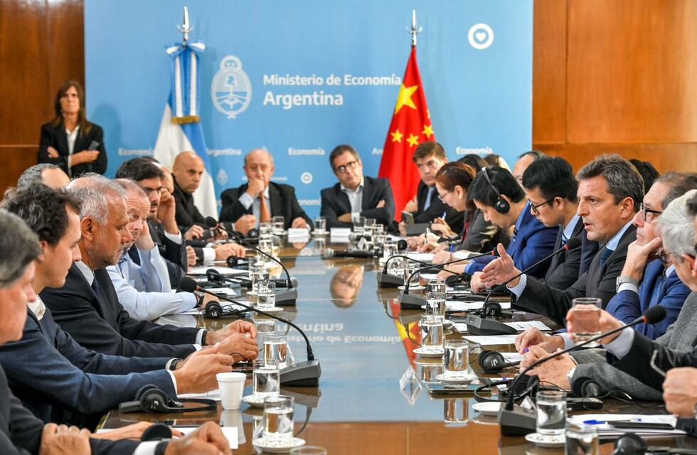 Dólar y crisis: baja el “blue” y Economía anuncia que podrán pagarse las importaciones en yuanes