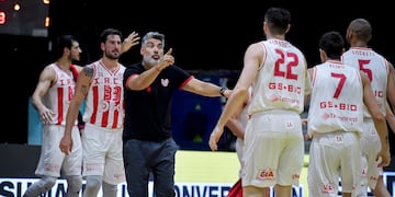 Lucas Victoriano, entrenador del equipo de básquetbol, alentando a Instituto en su regreso a Primera División (Marcelo Endelli / Liga Nacional).