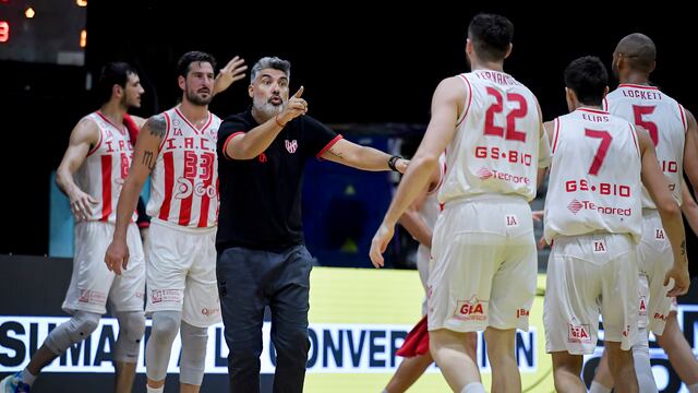 Lucas Victoriano, entrenador del equipo de básquetbol, alentando a Instituto en su regreso a Primera División (Marcelo Endelli / Liga Nacional).
