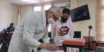 Toma de muestras de ADN a Lucía Carrasco.