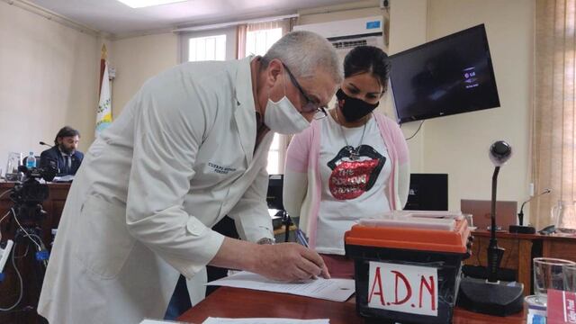 Toma de muestras de ADN a Lucía Carrasco.