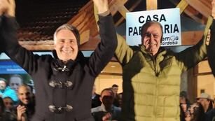 El peronista Oscar Santarelli celebró la victoria en Villa General Belgrano, junto a Martín Llaryora, candidato a gobernador de Córdoba (Prensa Martín Llaryora).