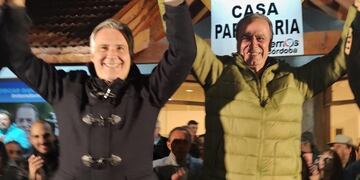 El peronista Oscar Santarelli celebró la victoria en Villa General Belgrano, junto a Martín Llaryora, candidato a gobernador de Córdoba (Prensa Martín Llaryora).