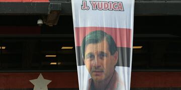 En el Estadio Marcelo Bielsa colgaron una bandera dedicada al director técnico que fue campeón con la Lepra en 1988.