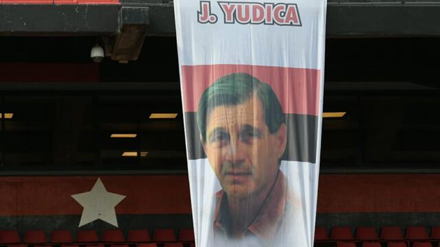 En el Estadio Marcelo Bielsa colgaron una bandera dedicada al director técnico que fue campeón con la Lepra en 1988.