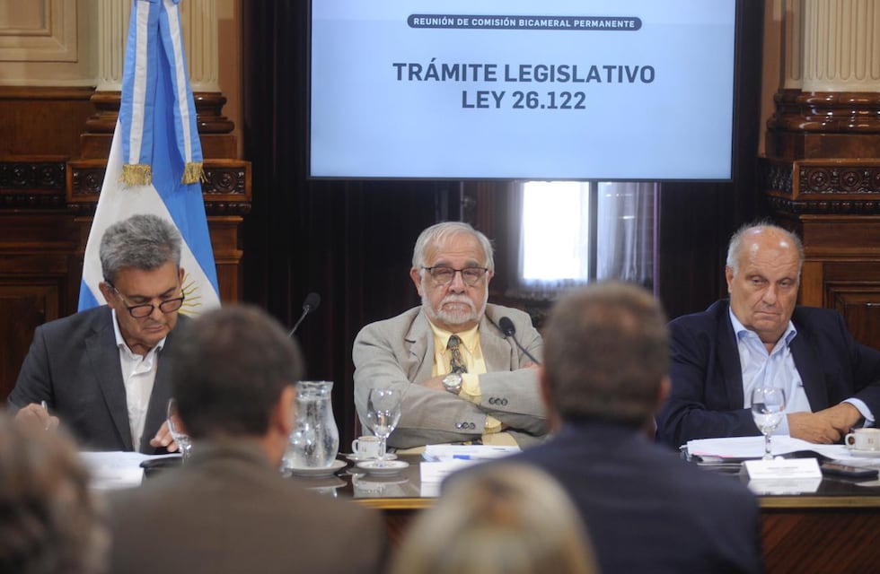 El oficialismo dilata el tratamiento del DNU de Milei y denuncian que la UCR y el PRO son “cómplices”