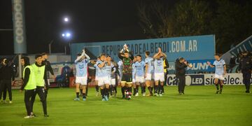 El festejo de Belgrano por el triunfo ante Morón, y por más ventaja en la cima (Javier Ferreyra / La Voz).