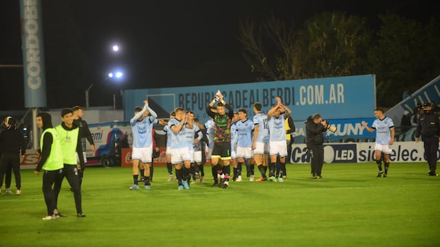 El festejo de Belgrano por el triunfo ante Morón, y por más ventaja en la cima (Javier Ferreyra / La Voz).