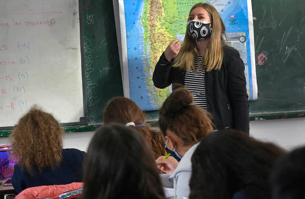 Mendoza pagará a docentes y celadores un extra para útiles y vestimenta