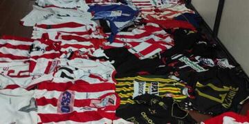 El hombre entregó sus 89 camisetas de Instituto luego de recibir reiteradas amenazas en contra de su familia.