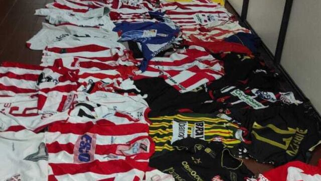 El hombre entregó sus 89 camisetas de Instituto luego de recibir reiteradas amenazas en contra de su familia.