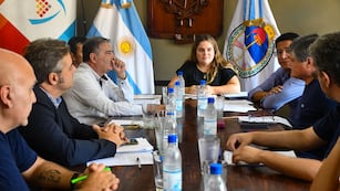 La concejal Melisa Silva, presidente de la Comisión de Ambiente del Concejo Deliberante, condujo la reunión con funcionarios del Departamento Ejecutivo.