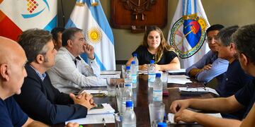 La concejal Melisa Silva, presidente de la Comisión de Ambiente del Concejo Deliberante, condujo la reunión con funcionarios del Departamento Ejecutivo.