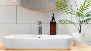 Ni budas ni frases motivadoras: los 4 elementos del baño que atraen desgracias si los dejás a la vista, según el Feng Shui.