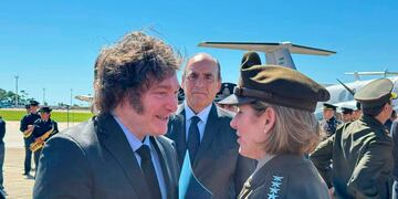Javier Milei junto a Laura Richardson, comandante del Comando Sur. Foto: Presidencia.