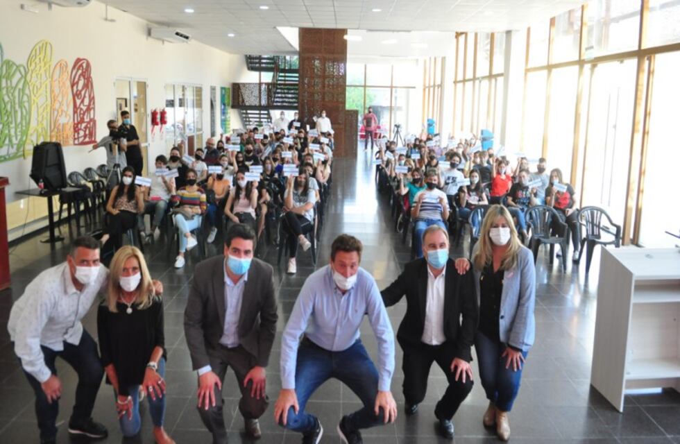 Entrega de créditos CRESOL para estudiantes locales