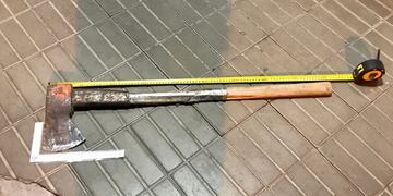 El hacha secuestrada por la Policía de Villa María.