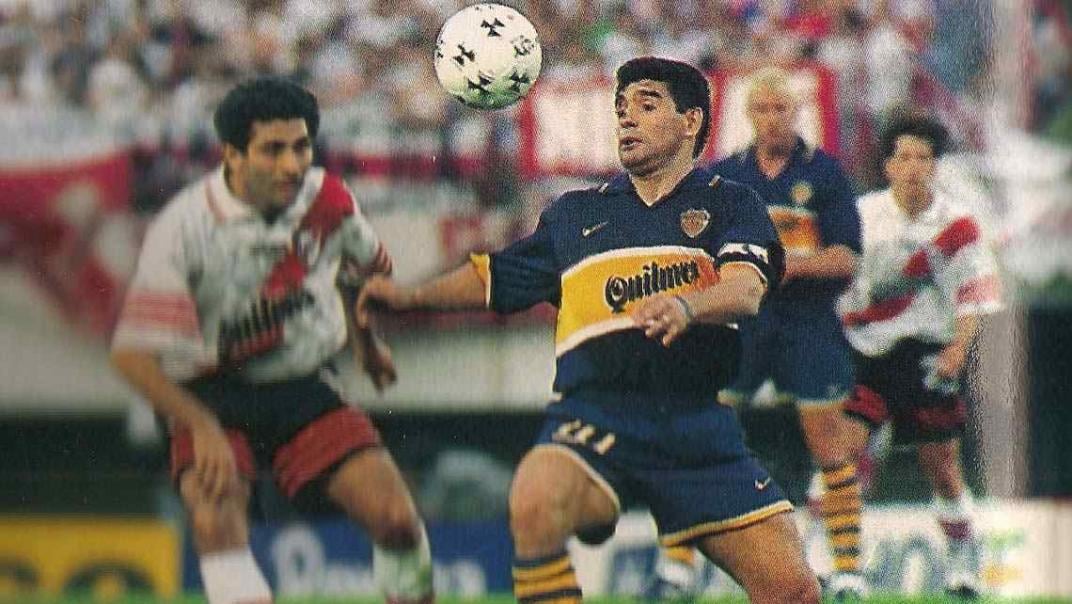 El último. Maradona domina la pelota ante la marca de Leonardo Astrada.