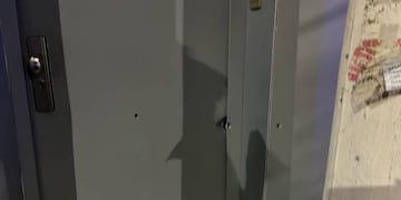 Tres disparos impactaron contra la puerta de ingreso del personal en Arijón al 2500.