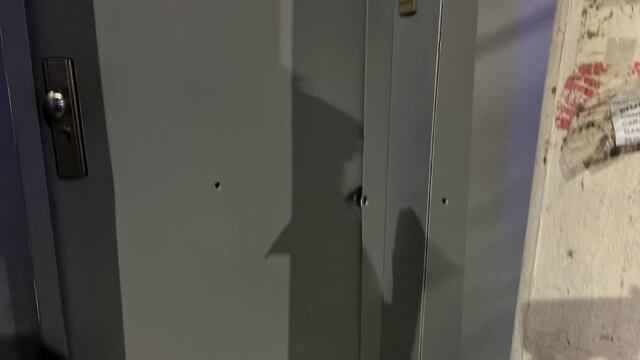 Tres disparos impactaron contra la puerta de ingreso del personal en Arijón al 2500.