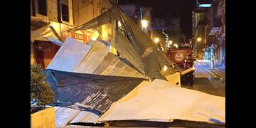 En pleno centro de San Salvador de Jujuy el viento hizo sentir sus efectos a la madrugada: en calle Belgrano -entre Sarmiento y Otero- volaron por los aires las chapas de una obra en construcción, para finalmente caer sobre la calzada.