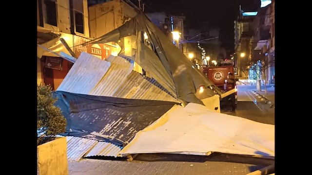 En pleno centro de San Salvador de Jujuy el viento hizo sentir sus efectos a la madrugada: en calle Belgrano -entre Sarmiento y Otero- volaron por los aires las chapas de una obra en construcción, para finalmente caer sobre la calzada.