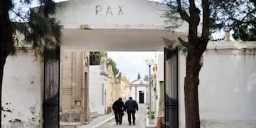 Terror en el cementerio de Viedma: delincuentes sacaron un cuerpo de un cajón y lo dejaron en un banco.