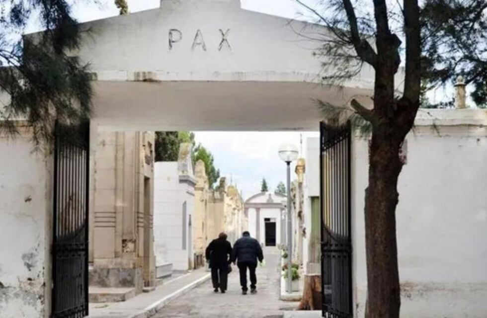 Terror en el cementerio de Viedma: delincuentes sacaron un cuerpo del cajón y lo sentaron en un banco