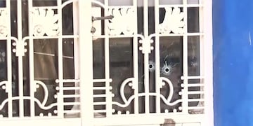 Los proyectiles perforaron los vidrios de la vieja entrada sobre Juan Manuel de Rosas al 2500. (Canal 3)