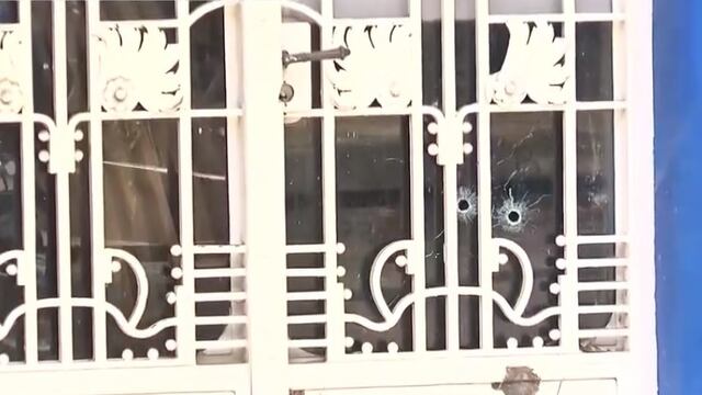 Los proyectiles perforaron los vidrios de la vieja entrada sobre Juan Manuel de Rosas al 2500. (Canal 3)