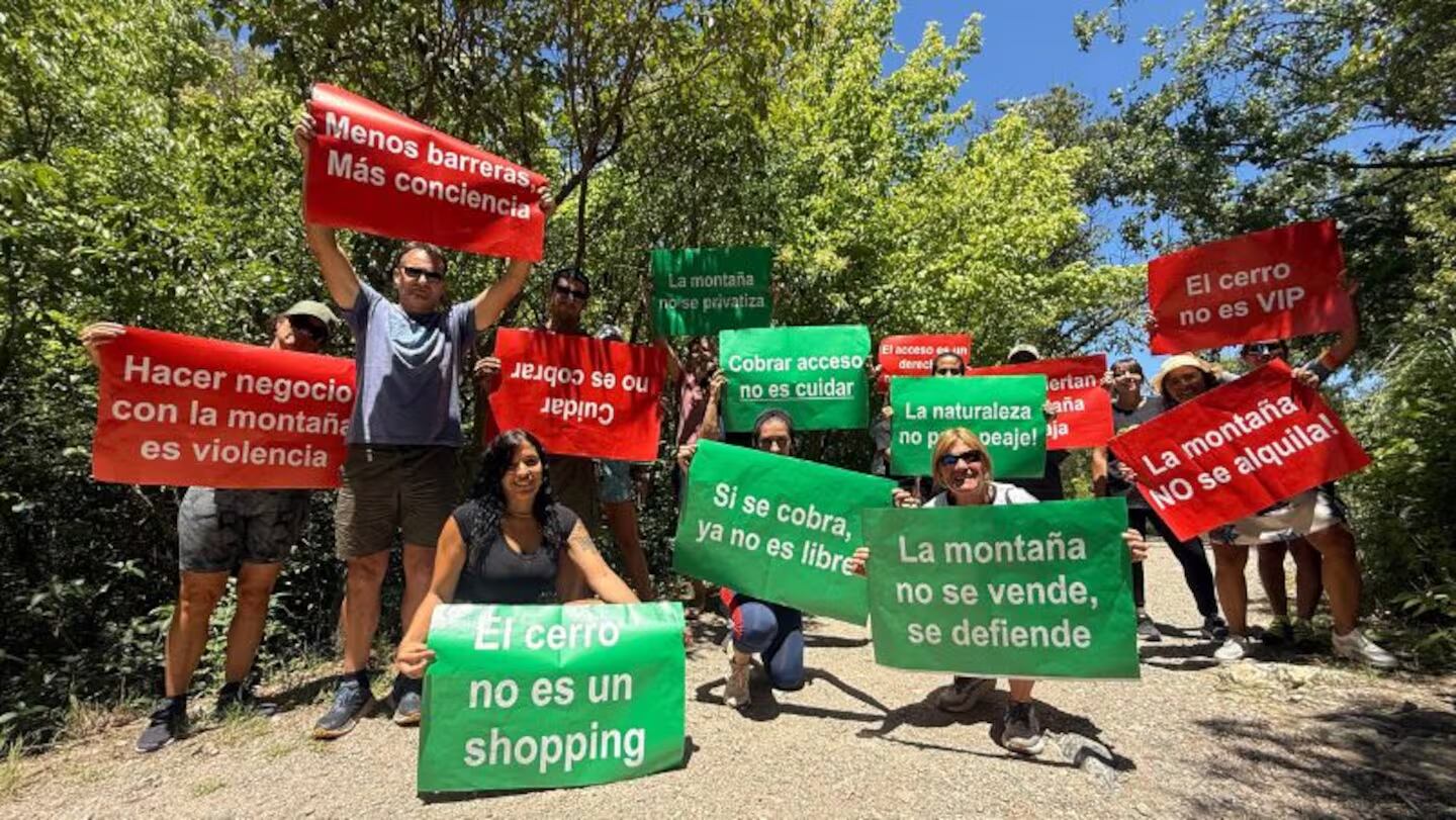 Vecinos de La Falda realizaron un abrazo simbólico en la base del cerro. (El Doce)