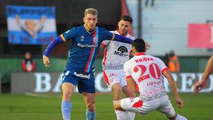 Franco Watson y Brahian Cuello ponen todo en Sarandí. Valioso triunfo de Instituto sobre Arsenal (Fotobaires)