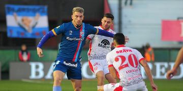 Franco Watson y Brahian Cuello ponen todo en Sarandí. Valioso triunfo de Instituto sobre Arsenal (Fotobaires)