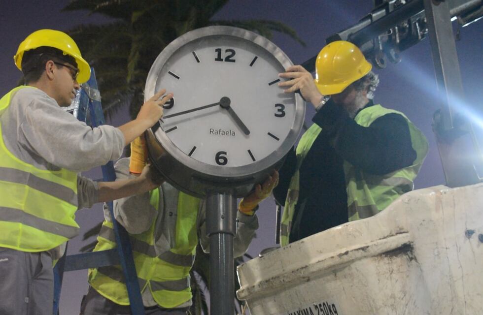 Instalaron el nuevo reloj de Bv. Santa Fe