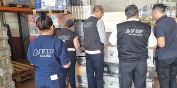 Secuestran cargamento de mercadería sin aval aduanero en Posadas.