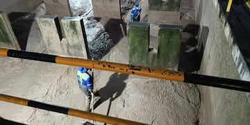 Operarios de la empresa estatal Agua Potable trabajan esta noche en la toma del río Guerrero para limpiar los sedimentos y recuperar la operatividad en la planta potabilizadora.