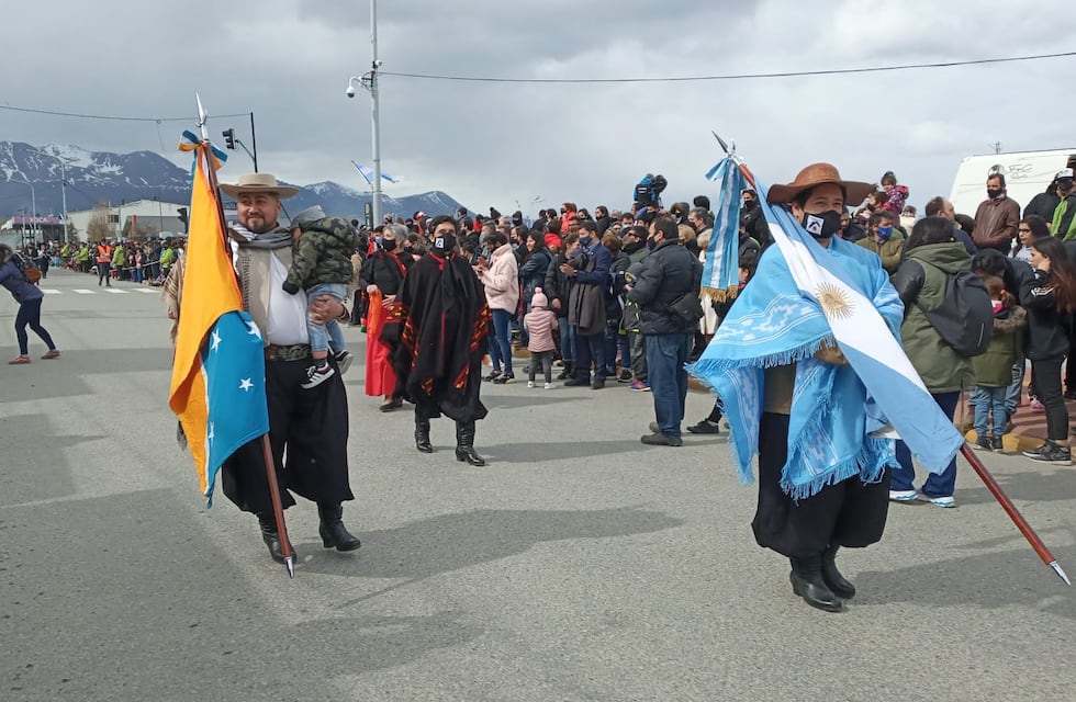 Ushuaia festeja su cumpleaños 137º con un gran desfile