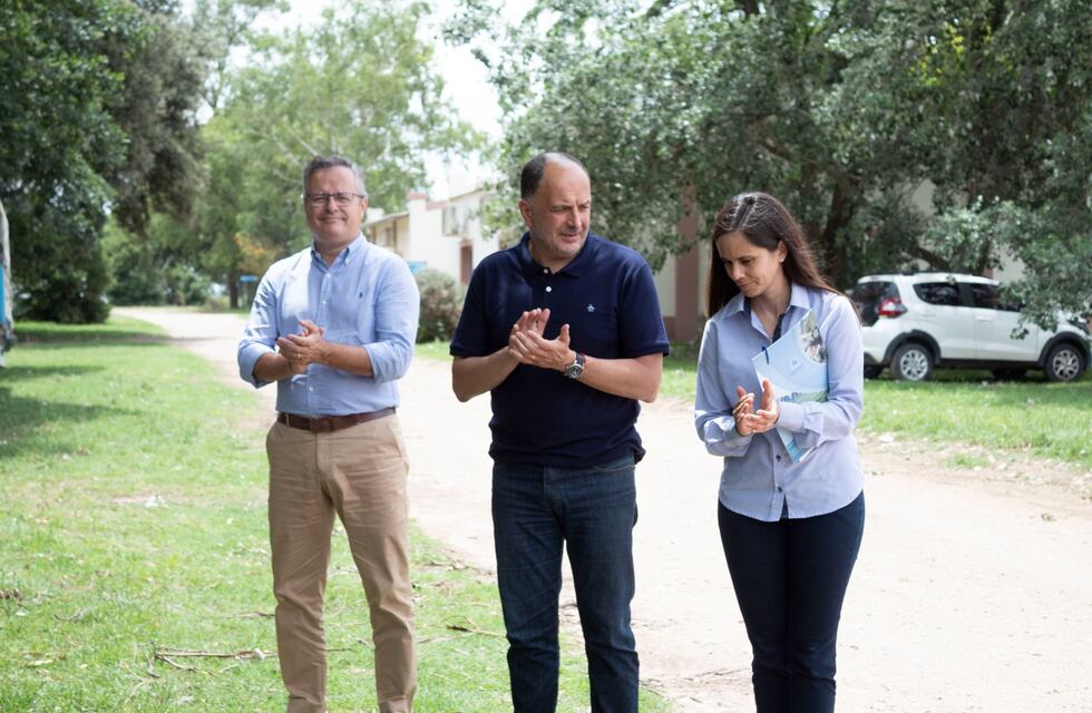 El Ministerio de Desarrollo Agrario de la Provincia entrega materiales para la restauración de invernaderos tras el temporal
