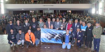 Veteranos y excombatientes de Malvinas, junto al director Daniel Ponce y las autoridades de los municipios de Merlo y Palpalá.