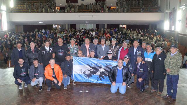 Veteranos y excombatientes de Malvinas, junto al director Daniel Ponce y las autoridades de los municipios de Merlo y Palpalá.