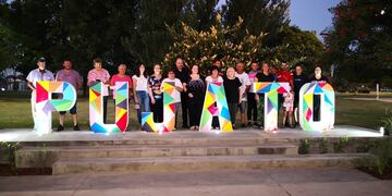 Inauguraron el cartel con letras coloridas que forman el nombre de un gran pueblo: Pujato