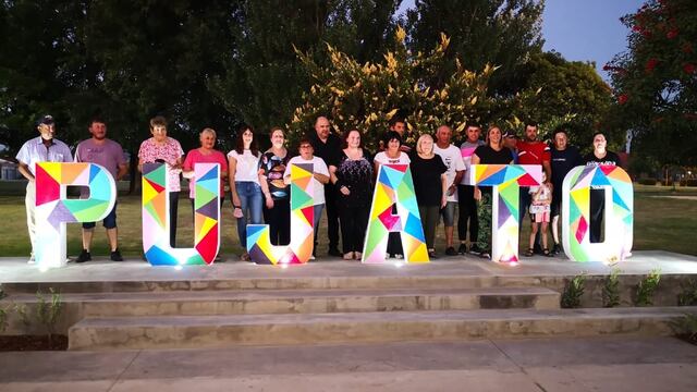 Inauguraron el cartel con letras coloridas que forman el nombre de un gran pueblo: Pujato