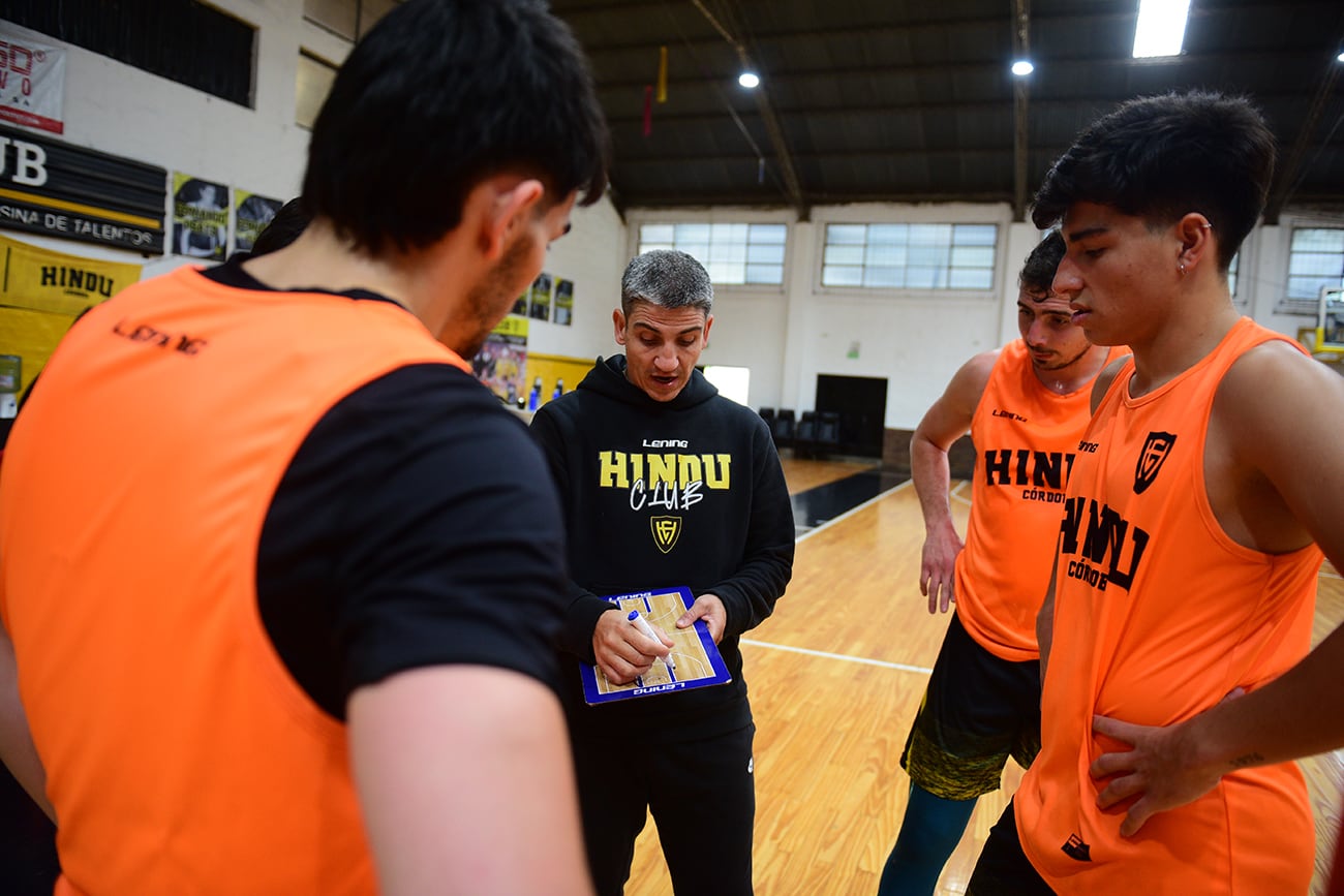 Práctica del equipo de Hindú de básquet. (José Gabriel Hernández / La Voz)