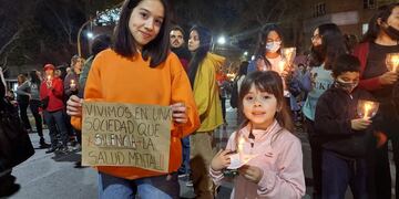 Padres y madres de San Juan marcharon tras la ola de suicidios adolescentes de los últimos meses.